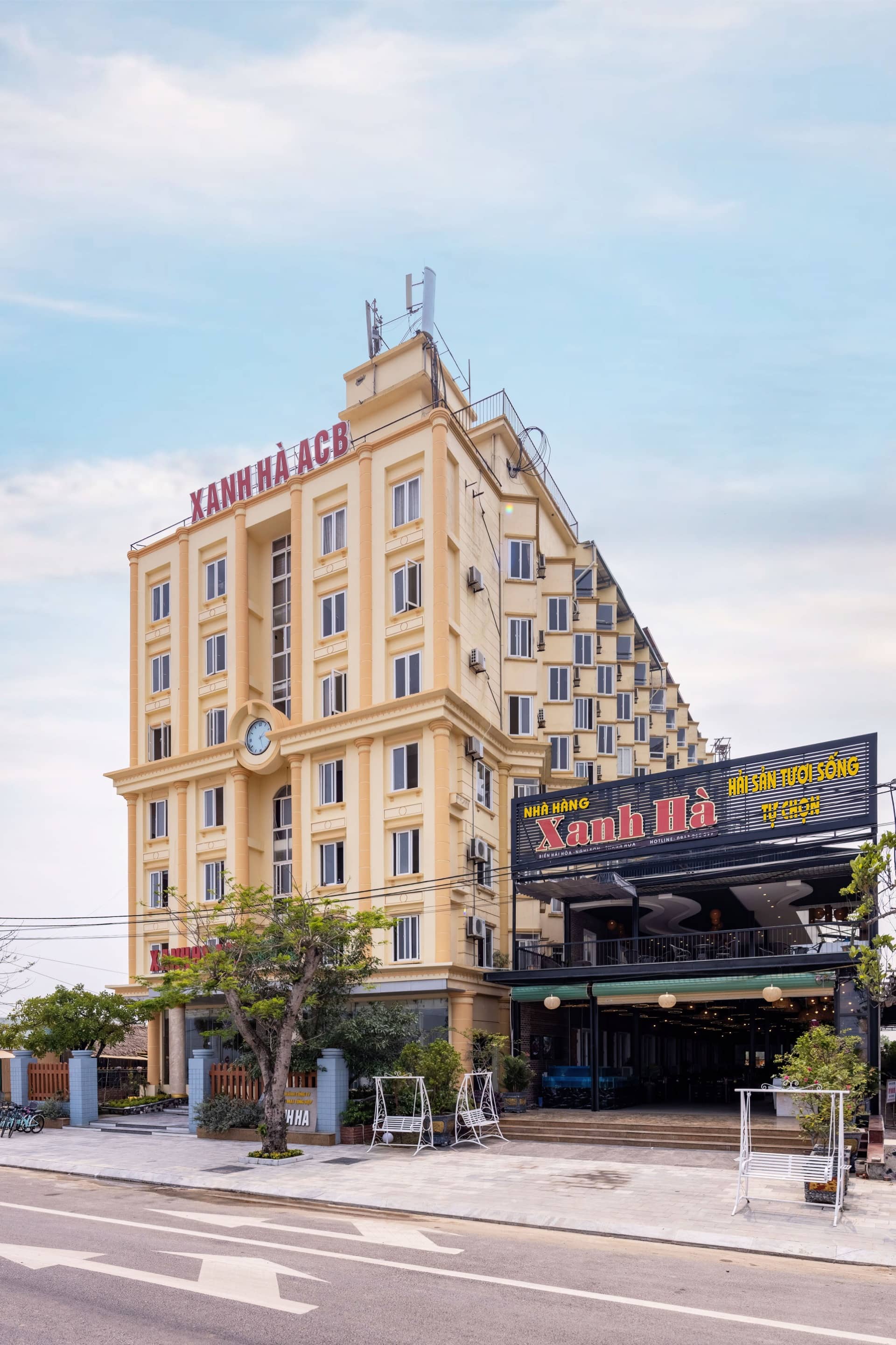 Ngoại thất khách sạn ban ngày